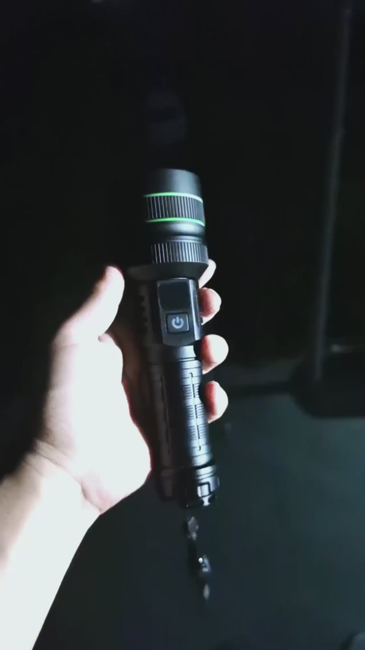 Linterna LED Táctica de Largo Alcance KENSUN KS008 | 1500m, Zoom, Recargable USB 80W